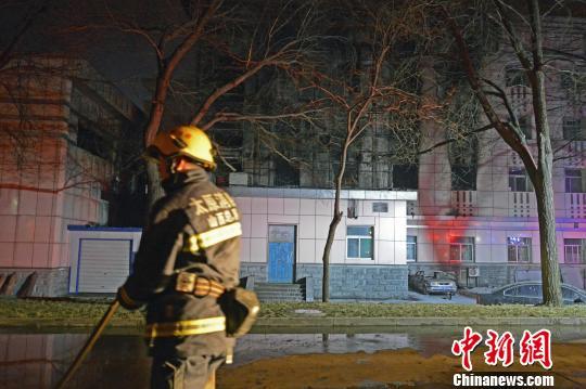 消防员在事故现场灭火。　武俊杰 摄